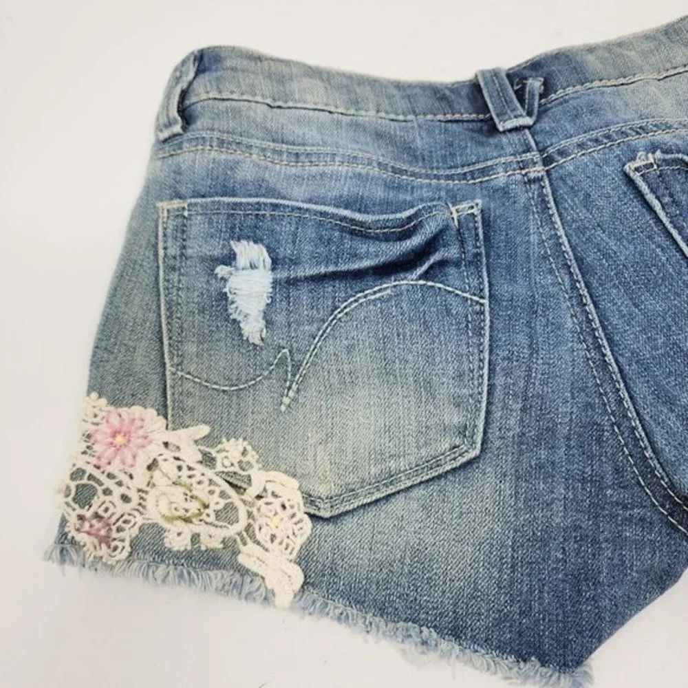 Vanilla Star Cutoff Bootie Shorts Floral Lace Boho Detail Distressed Jean Size 7